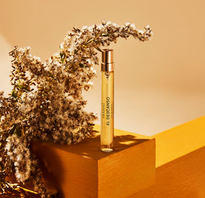 Ambrette, Galbanum, Bran absolute, Ombú leaves, Cedarwood, and Sandalwood. Golden wheat fields undulating over infinite horizons. El Descanso invites you to South America’s fertile pampas to celebrate the abundance of bran growing over the whispering plains.