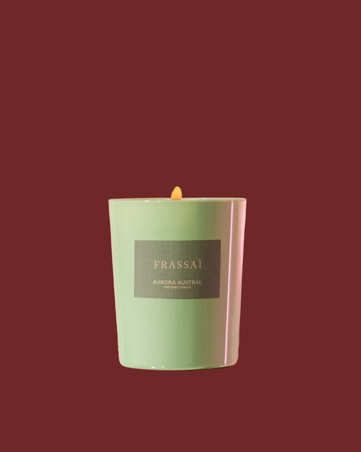 The aurora austral candle from Frassai is made of natural wax and cotton wick. The scent features magellan flowers, a glacier accord, and magnolia. The Frassaï candles are characterized by the savoir-faire and high quality of the ingredients with exceptional clean burn. 