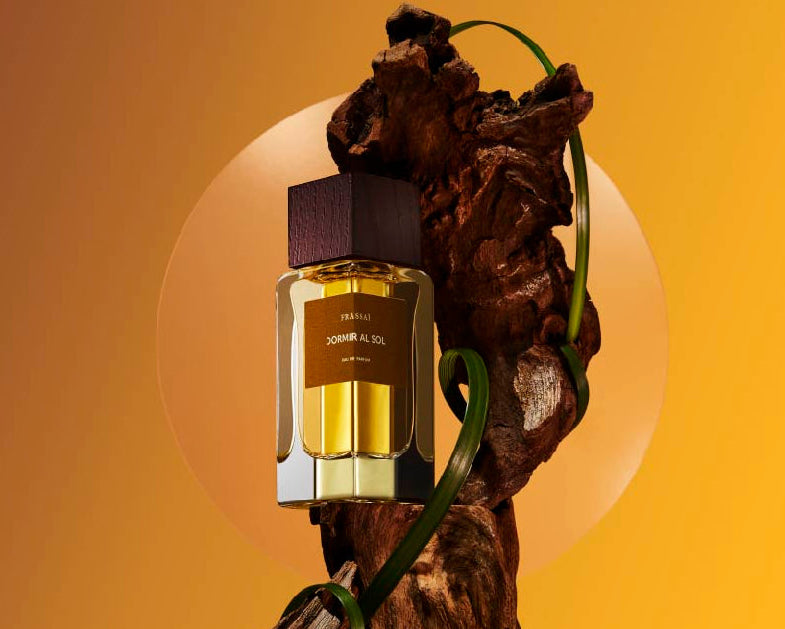 Frassaï dormir al sol fragrance features mimosa absolute, brandy pure, forest pepper jungle essence, vetiver, guaiac wood, and lime. 