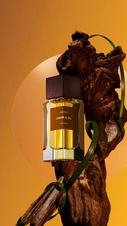 Dormir al Sol Frassai -Lime, Mandarin, Forest Pepper pure jungle essence™, Mimosa absolute,  Brandy pure Jungle Essence™, Guaiac Wood Gran Chaco, Vetiver Bourbon, Patchouli Gayo, and Saffron.


STIMULATE YOUR IMAGINATION
Close your eyes
Take a deep breath
Feel the expansion,
the warmth of golden light
Touching your skin
There are no borders
No limits,
No time or space
There is just you and the Now.