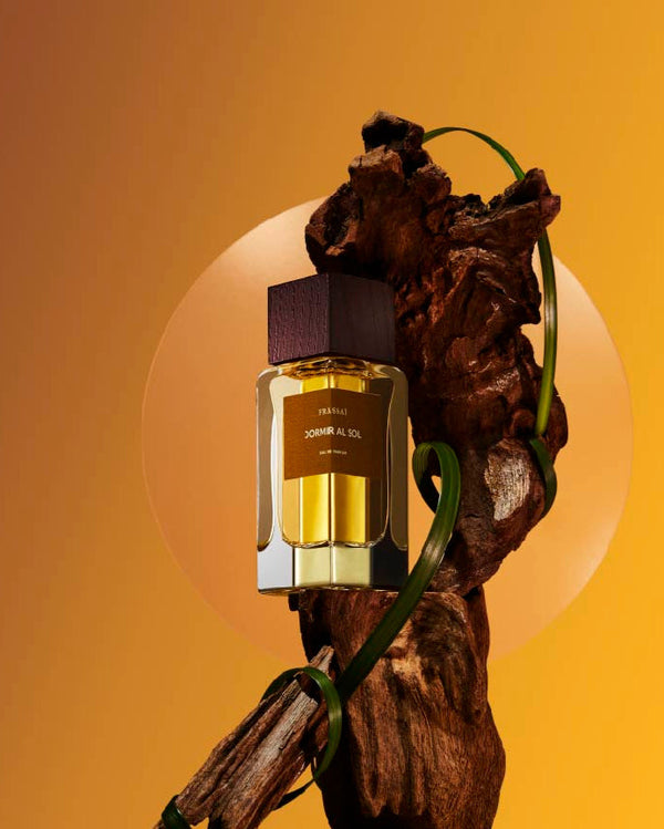 Dormir al Sol Frassai -Lime, Mandarin, Forest Pepper pure jungle essence™, Mimosa absolute,  Brandy pure Jungle Essence™, Guaiac Wood Gran Chaco, Vetiver Bourbon, Patchouli Gayo, and Saffron.


STIMULATE YOUR IMAGINATION
Close your eyes
Take a deep breath
Feel the expansion,
the warmth of golden light
Touching your skin
There are no borders
No limits,
No time or space
There is just you and the Now.