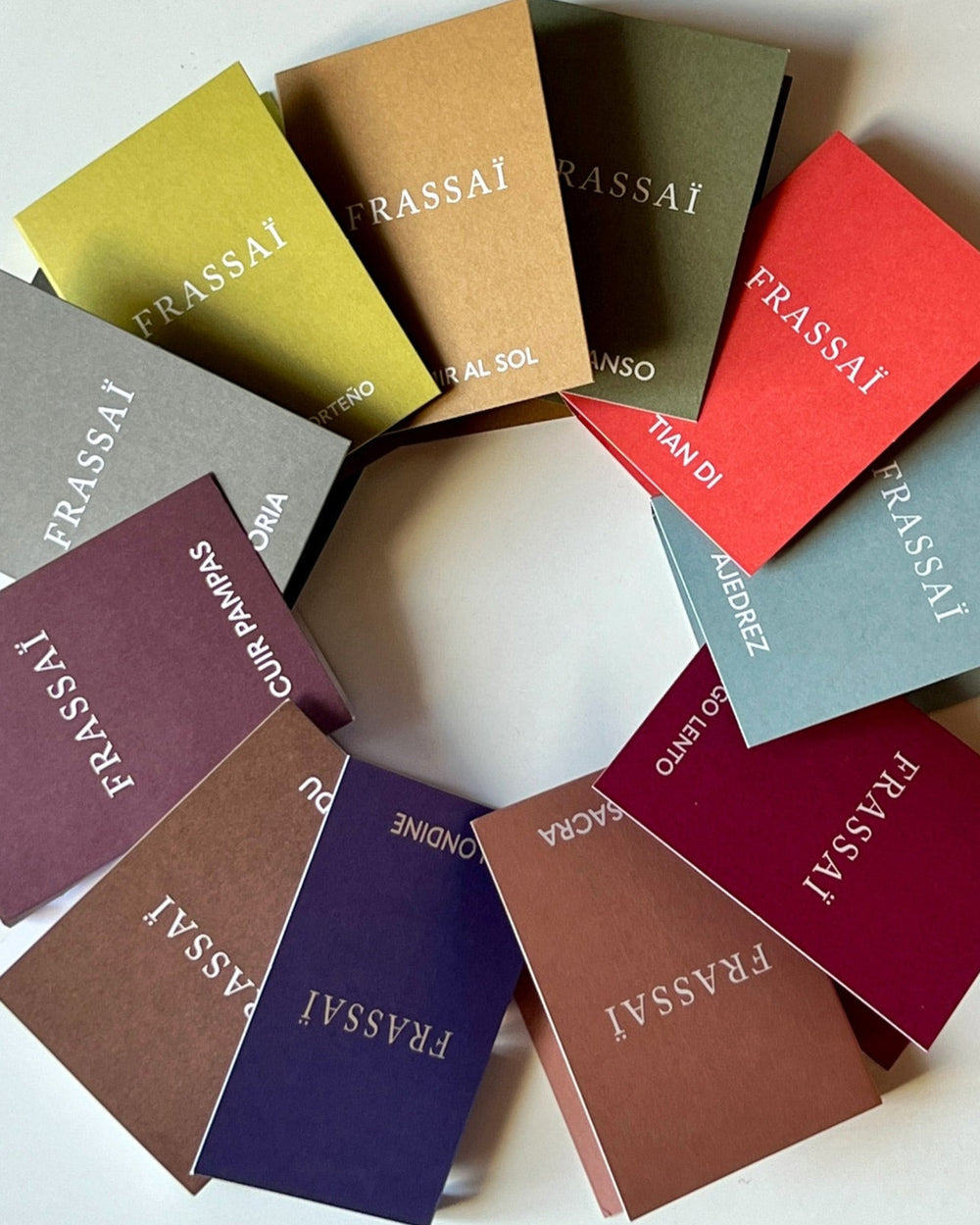 Frassai Discovery Set includes 11 perfumes from the fragrance collection: Blondine, Teisenddu, Rosa Sacra, El Descanso, Cuir Pampas, Victoria, Dormir al Sol, Ajedrez, Verano Porteno, A Fuego Lento, Tian Di. 