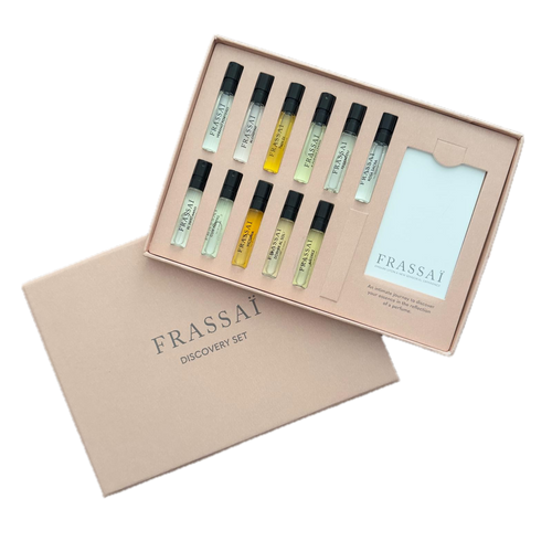 Frassai Discovery Set.  The FRASSAÏ discovery set includes the 11 eau de parfum fragrances in our collection.   

Discover a scent that awakens your senses and connects with your soul.

Perfumes included in the set:

BLONDINE 2ML
AJEDREZ 2ML
DORMIR AL SOL 2ML
TEISENDDU 2ML
TIAN DI 2ML
VICTORIA 2ML
EL DESCANSO 2ML
ROSA SACRA 2ML
CUIR PAMPAS 2ML
VERANO PORTEÑO 2ML
A FUEGO LENTO 2ML
Content: 11 x 2mL eau de parfum glass spray vials in a gift box with testing paper blotters made in Japan of high quality paper. 