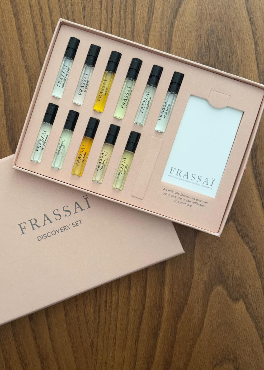 New Frassai discovery set 2025.
Ajedrez (chess), Dormir al sol eau de parfum. 
Blondine 2mL
Teisenddu 2mL
A Fuego Lento 2mL
Verano Porteño 2mL
Tian Di 2mL
Rosa Sacra 2mL
El Descanso 2mL
Cuir Pampas 2mL
Victoria 2mL
Embark upon a new sensorial experience. 